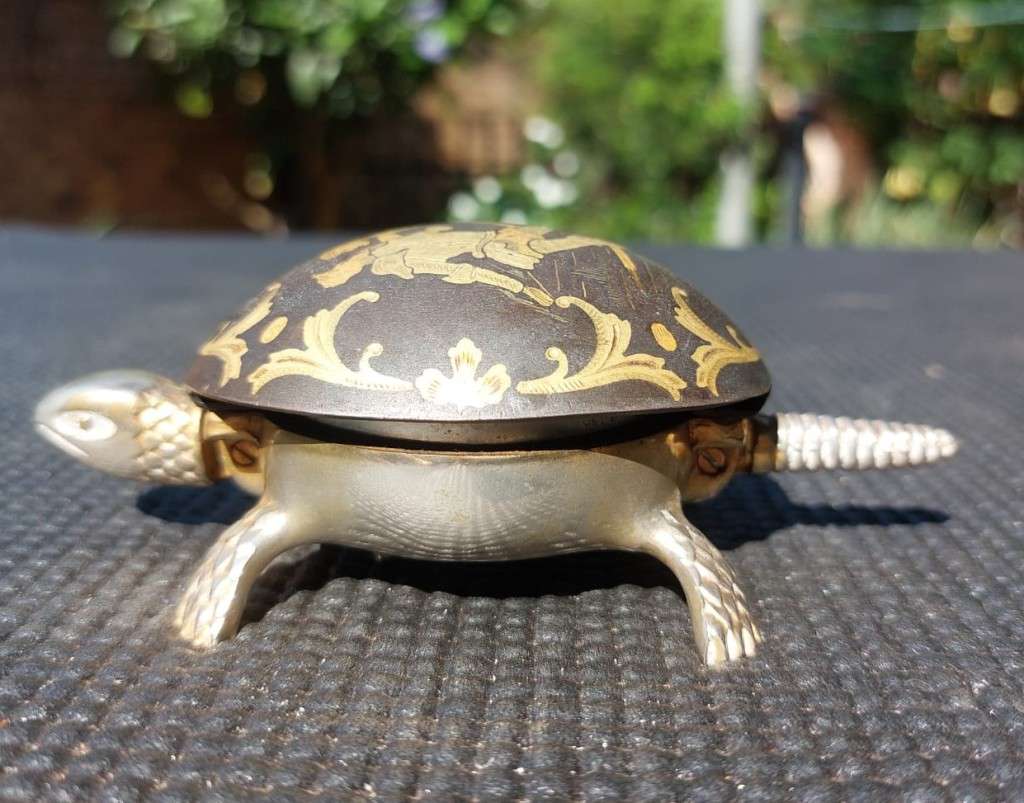 RARE VINTAGE 1920S-1940S BOJ EIBAR SPAIN BRASS DAMASCENE TWO MEN ENGRAVED TORTOISE RECEPTION BELL