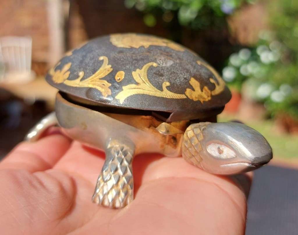 RARE VINTAGE 1920S-1940S BOJ EIBAR SPAIN BRASS DAMASCENE TWO MEN ENGRAVED TORTOISE RECEPTION BELL