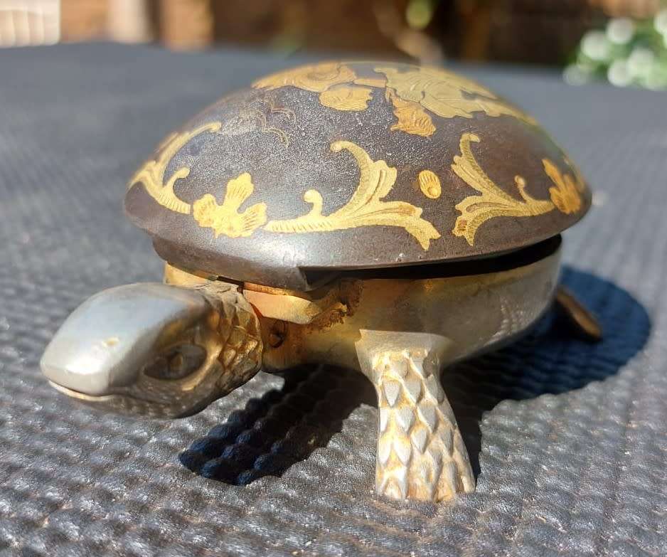 RARE VINTAGE 1920S-1940S BOJ EIBAR SPAIN BRASS DAMASCENE TWO MEN ENGRAVED TORTOISE RECEPTION BELL