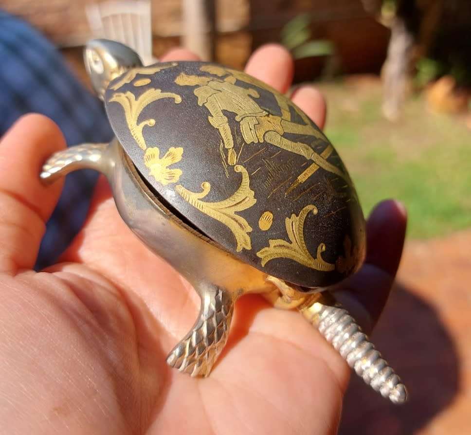 RARE VINTAGE 1920S-1940S BOJ EIBAR SPAIN BRASS DAMASCENE TWO MEN ENGRAVED TORTOISE RECEPTION BELL