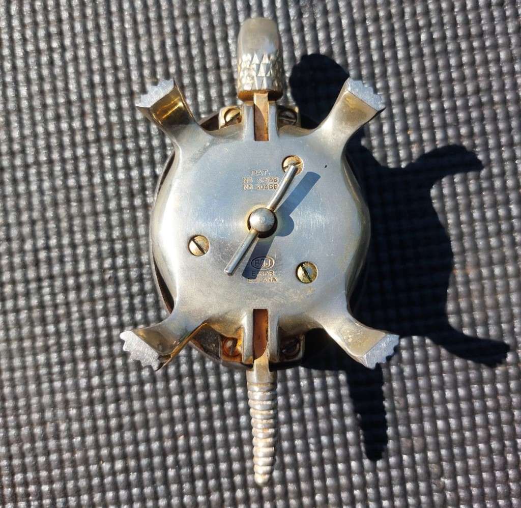 RARE VINTAGE 1920S-1940S BOJ EIBAR SPAIN BRASS DAMASCENE TWO MEN ENGRAVED TORTOISE RECEPTION BELL