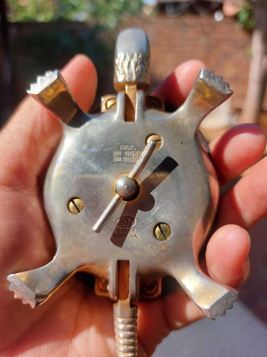 RARE VINTAGE 1920S-1940S BOJ EIBAR SPAIN BRASS DAMASCENE TWO MEN ENGRAVED TORTOISE RECEPTION BELL