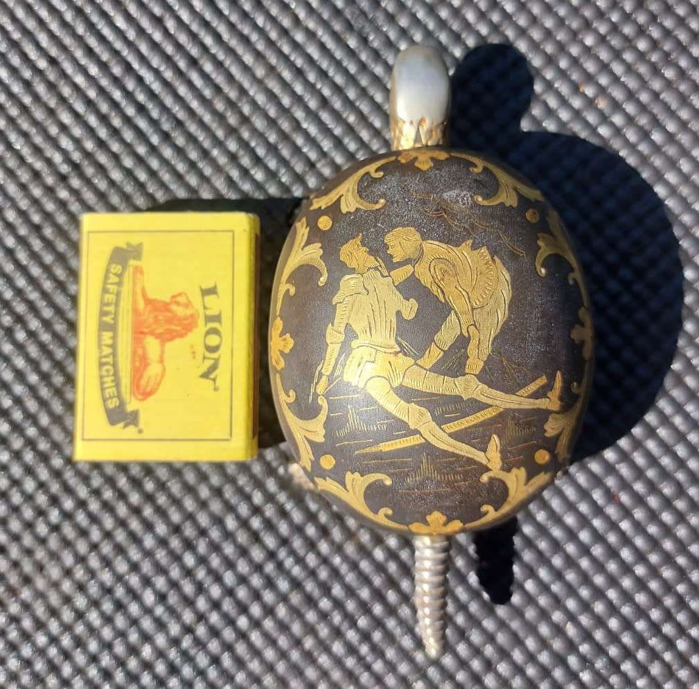 RARE VINTAGE 1920S-1940S BOJ EIBAR SPAIN BRASS DAMASCENE TWO MEN ENGRAVED TORTOISE RECEPTION BELL