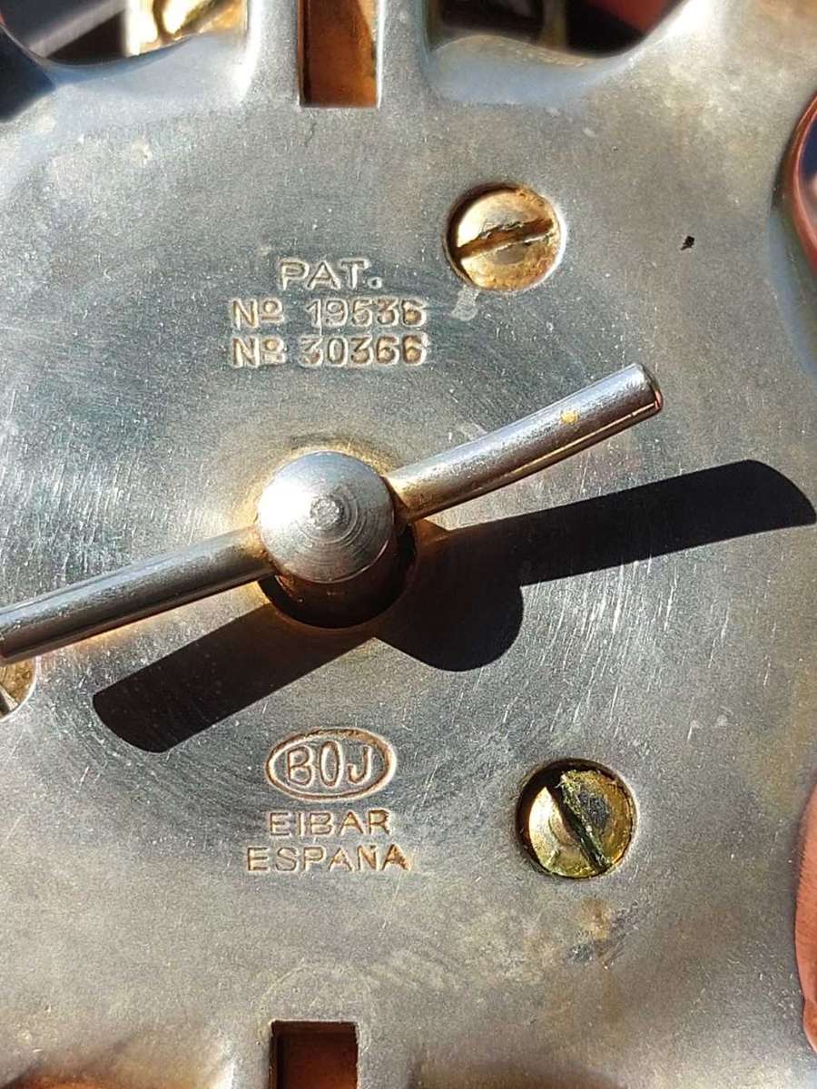 RARE VINTAGE 1920S-1940S BOJ EIBAR SPAIN BRASS DAMASCENE TWO MEN ENGRAVED TORTOISE RECEPTION BELL