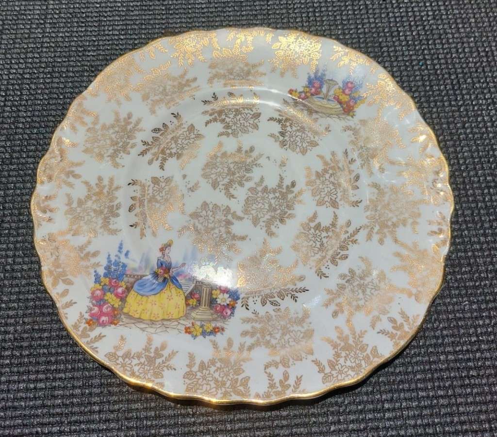 CIROLINE LADY PATTERN 1950S COLCLOUGH RIDGWAY DINNER PLATE