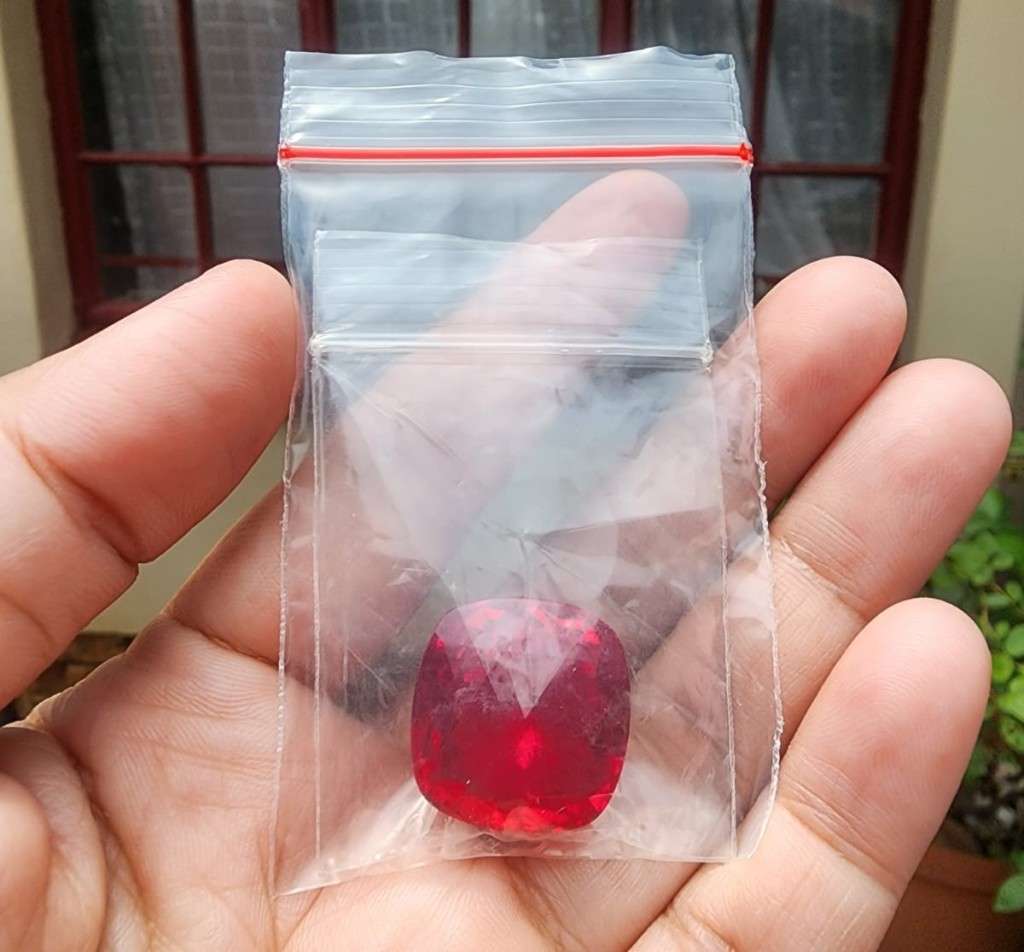 BLOOD RED SYNTHETIC RUBY GEMSTONE - VERY LARGE 40,7CT  SCRATCH GLASS!  UV STRONG RED!  HIGH THERM