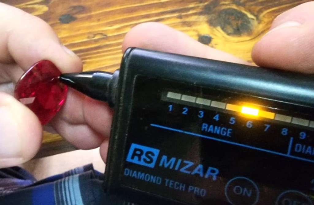 BLOOD RED SYNTHETIC RUBY GEMSTONE - VERY LARGE 40,7CT  SCRATCH GLASS!  UV STRONG RED!  HIGH THERM