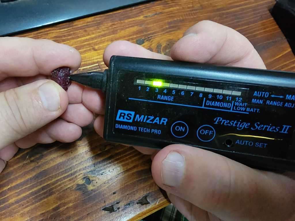 INTERESTING ROUGH 16,25 CARAT PIECE OF COMPOSITE RUBY GEMSTONE WITH RUBY AREA VISIBLE IN RED ON UV