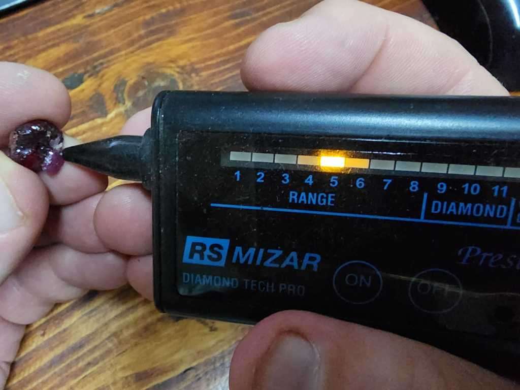 INTERESTING ROUGH 16,25 CARAT PIECE OF COMPOSITE RUBY GEMSTONE WITH RUBY AREA VISIBLE IN RED ON UV