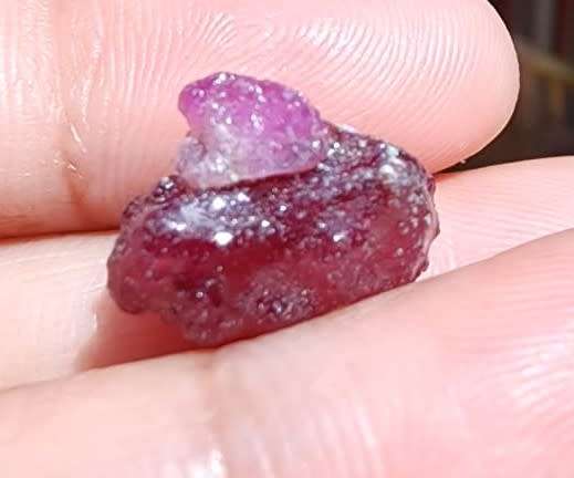 INTERESTING ROUGH 16,25 CARAT PIECE OF COMPOSITE RUBY GEMSTONE WITH RUBY AREA VISIBLE IN RED ON UV