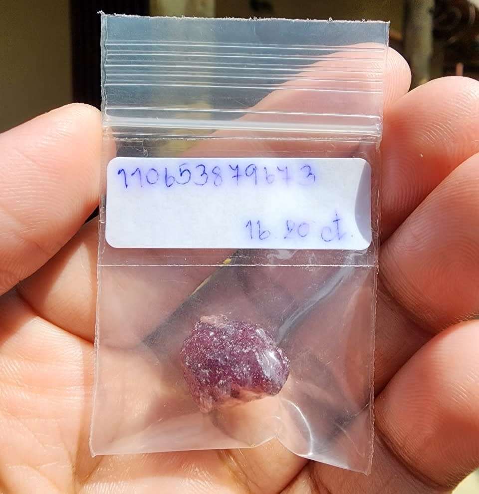 INTERESTING ROUGH 16,25 CARAT PIECE OF COMPOSITE RUBY GEMSTONE WITH RUBY AREA VISIBLE IN RED ON UV