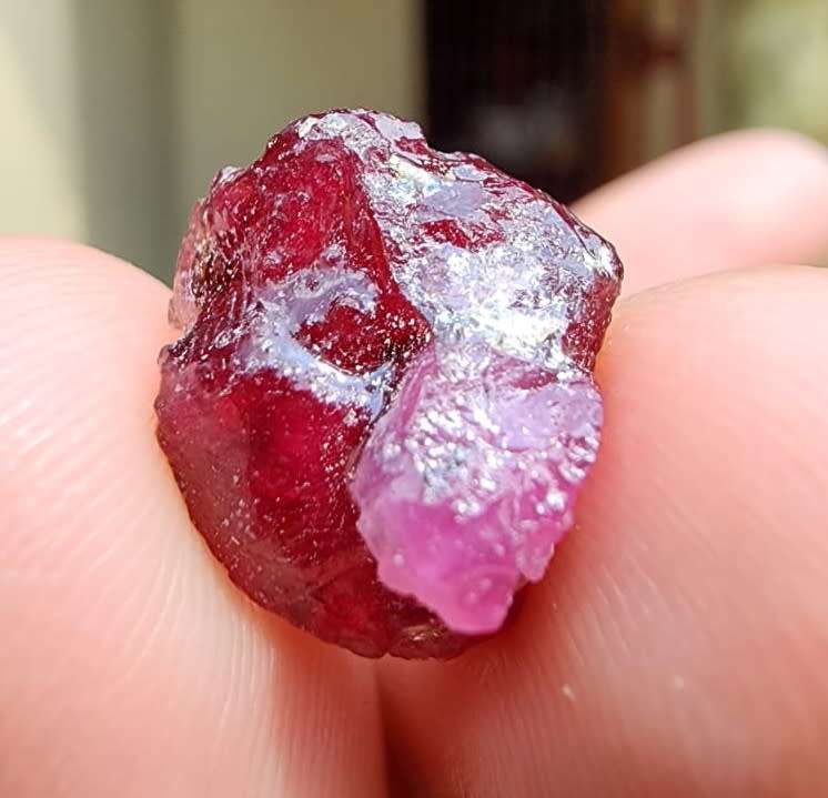INTERESTING ROUGH 16,25 CARAT PIECE OF COMPOSITE RUBY GEMSTONE WITH RUBY AREA VISIBLE IN RED ON UV
