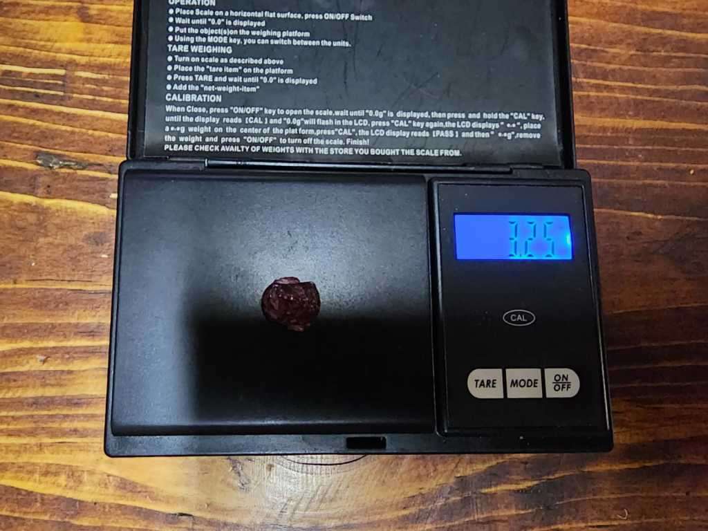 INTERESTING ROUGH 16,25 CARAT PIECE OF COMPOSITE RUBY GEMSTONE WITH RUBY AREA VISIBLE IN RED ON UV