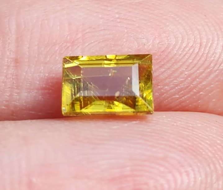 DAZZLING 1,25CT YELLOW SPHENE TITANITE GEMSTONE FROM PAKISTAN WITH BEAUTIFUL EMERALD CUT