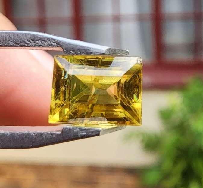 DAZZLING 1,25CT YELLOW SPHENE TITANITE GEMSTONE FROM PAKISTAN WITH BEAUTIFUL EMERALD CUT