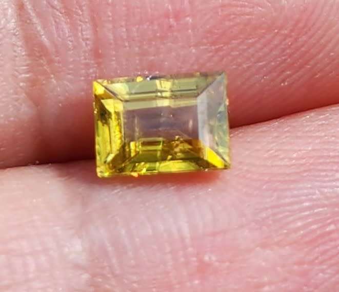 DAZZLING 1,25CT YELLOW SPHENE TITANITE GEMSTONE FROM PAKISTAN WITH BEAUTIFUL EMERALD CUT