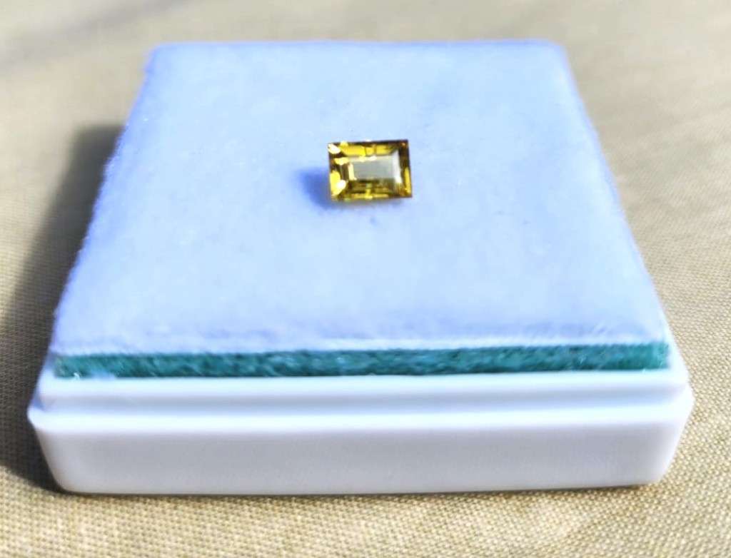 DAZZLING 1,25CT YELLOW SPHENE TITANITE GEMSTONE FROM PAKISTAN WITH BEAUTIFUL EMERALD CUT