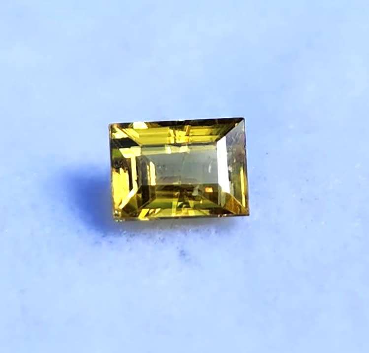 DAZZLING 1,25CT YELLOW SPHENE TITANITE GEMSTONE FROM PAKISTAN WITH BEAUTIFUL EMERALD CUT