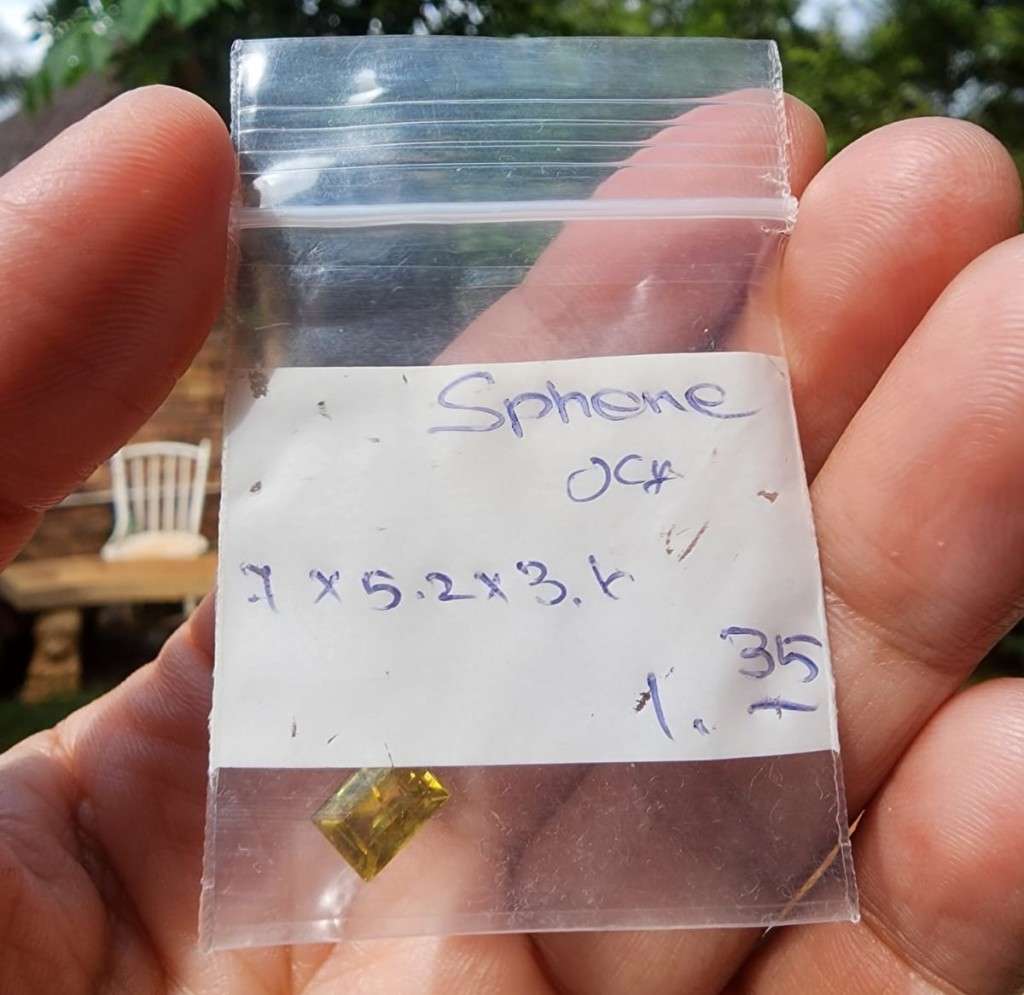 DAZZLING 1,25CT YELLOW SPHENE TITANITE GEMSTONE FROM PAKISTAN WITH BEAUTIFUL EMERALD CUT