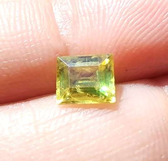 PLEASING 1,00CT YELLOW GREEN SPHENE TITANITE GEMSTONE FROM SRI LANKA WITH BEAUTIFUL EMERALD CUT