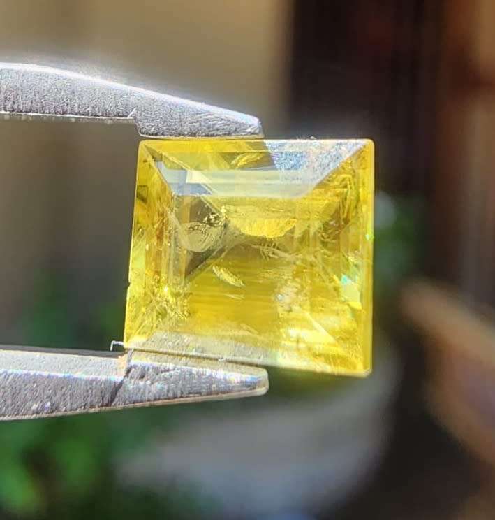 PLEASING 1,00CT YELLOW GREEN SPHENE TITANITE GEMSTONE FROM SRI LANKA WITH BEAUTIFUL EMERALD CUT