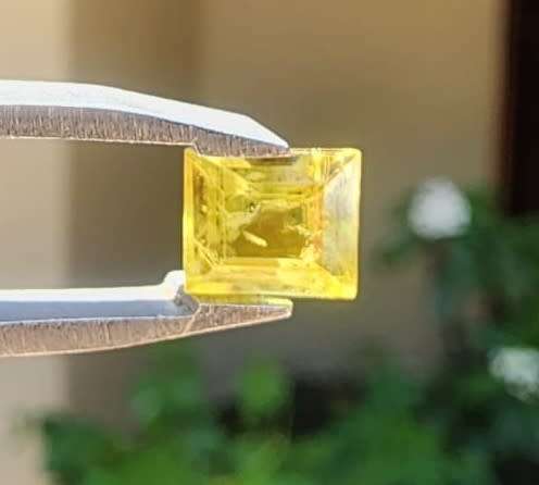 PLEASING 1,00CT YELLOW GREEN SPHENE TITANITE GEMSTONE FROM SRI LANKA WITH BEAUTIFUL EMERALD CUT