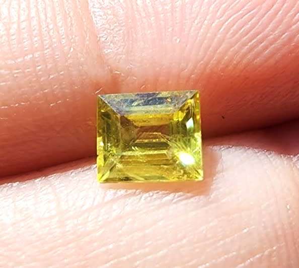 PLEASING 1,00CT YELLOW GREEN SPHENE TITANITE GEMSTONE FROM SRI LANKA WITH BEAUTIFUL EMERALD CUT