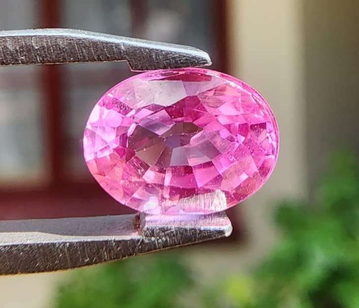 GORGEOUS PINK 1.61CT SAPPHIRE WITH GISA CERTIFICATE AND LOVELY OVAL CUT  UV RED!  THERMAL HIGH