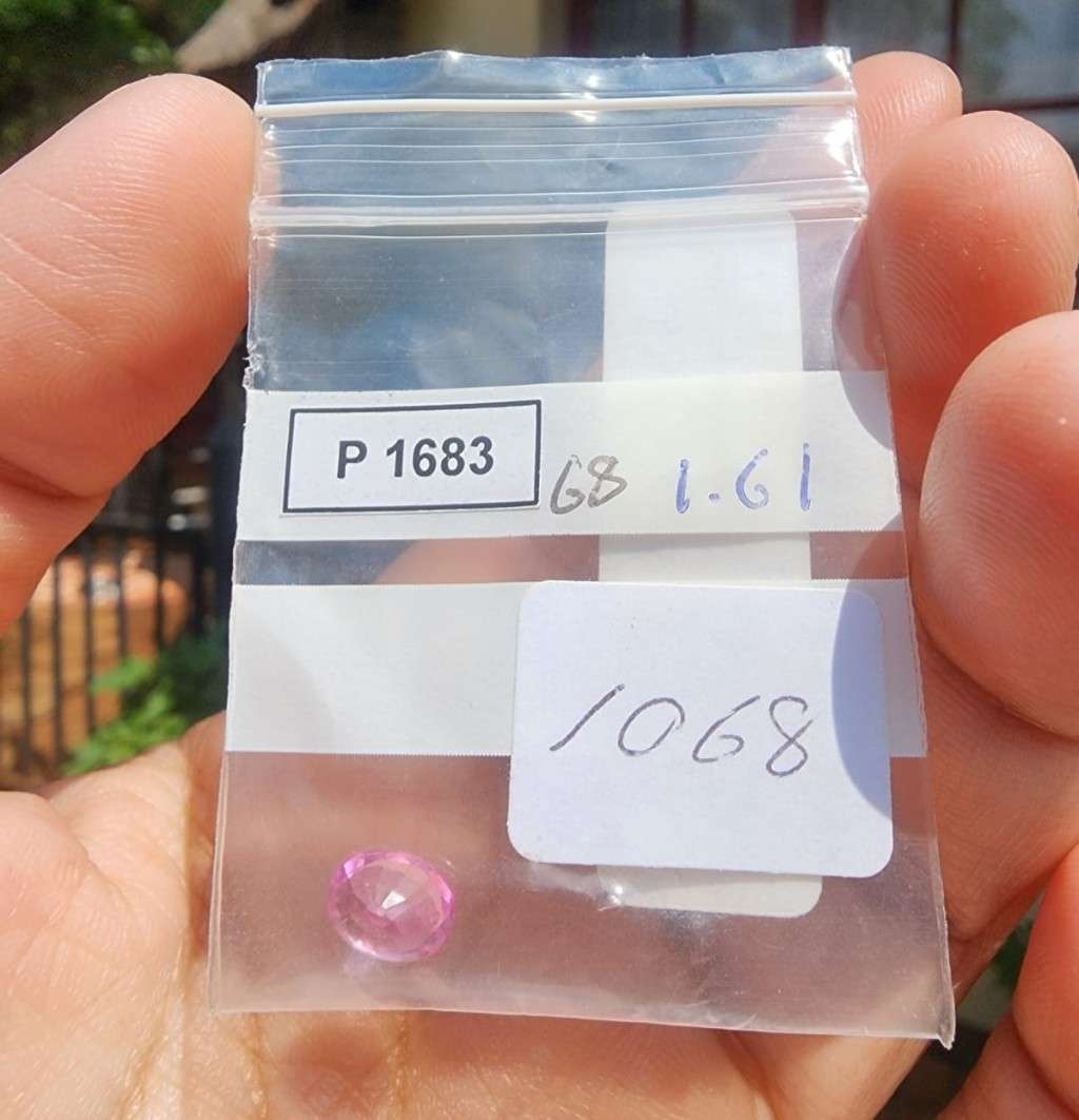 GORGEOUS PINK 1.61CT SAPPHIRE WITH GISA CERTIFICATE AND LOVELY OVAL CUT  UV RED!  THERMAL HIGH