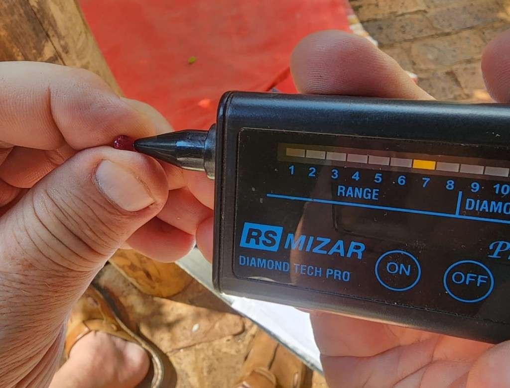 GORGEOUS PINK 1.61CT SAPPHIRE WITH GISA CERTIFICATE AND LOVELY OVAL CUT  UV RED!  THERMAL HIGH