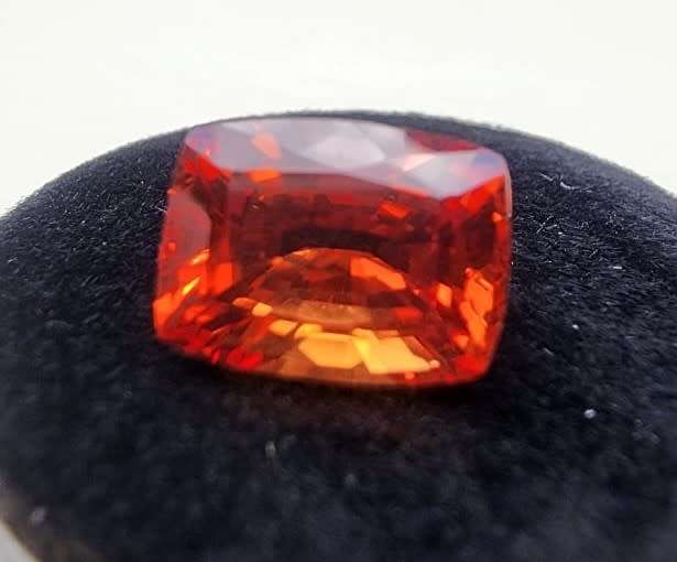 FIRE ORANGE 3.80CT SAPPHIRE GEMSTONE WITH LOVELY CUSHION CUT  UV RED!  THERMAL HIGH!
