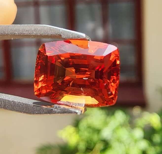 FIRE ORANGE 3.80CT SAPPHIRE GEMSTONE WITH LOVELY CUSHION CUT  UV RED!  THERMAL HIGH!