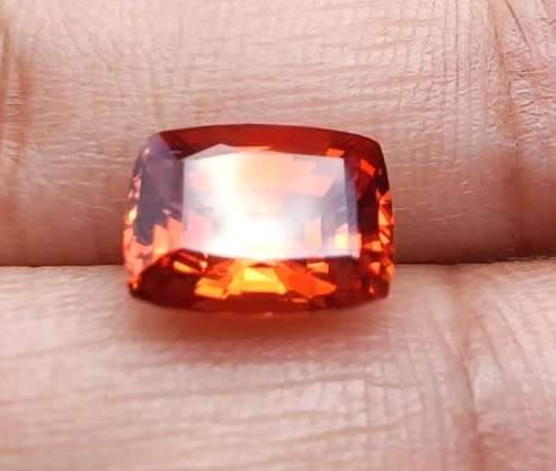 FIRE ORANGE 3.80CT SAPPHIRE GEMSTONE WITH LOVELY CUSHION CUT  UV RED!  THERMAL HIGH!