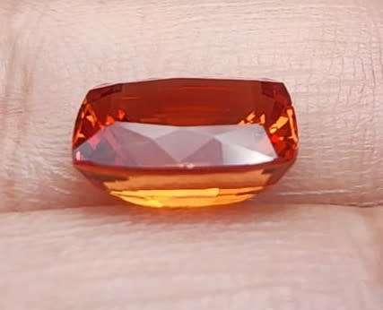 FIRE ORANGE 3.80CT SAPPHIRE GEMSTONE WITH LOVELY CUSHION CUT  UV RED!  THERMAL HIGH!