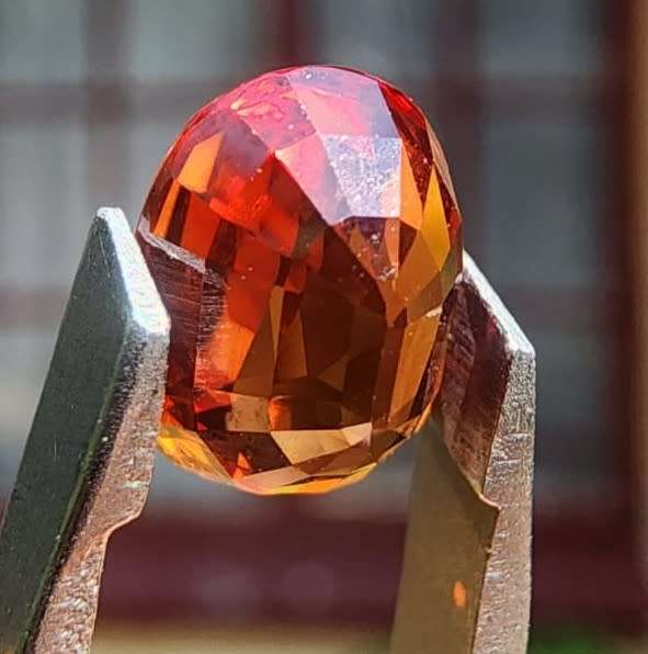 VIVID ORANGE GISA CERTIFIED 2,32CT SAPPHIRE GEMSTONE WITH LOVELY OVAL CUT  UV RED!  THERMAL HIGH