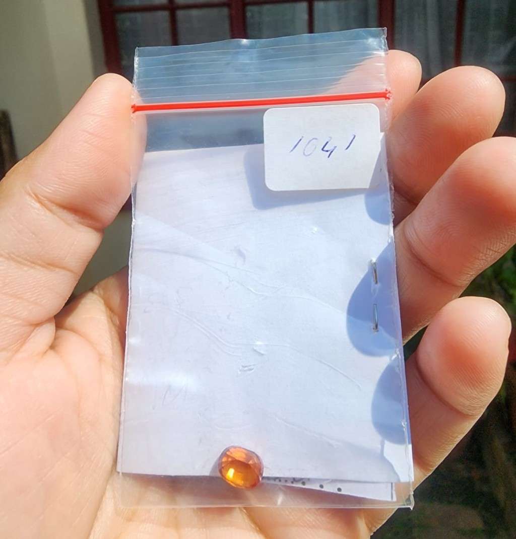 VIVID ORANGE GISA CERTIFIED 2,32CT SAPPHIRE GEMSTONE WITH LOVELY OVAL CUT  UV RED!  THERMAL HIGH