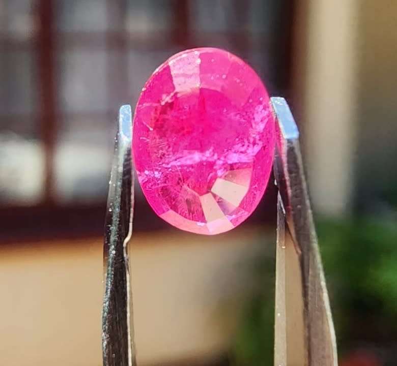 BLOOD RED 1.0CT RUBY GEMSTONE - UV STRONG RED!  HIGH THERMAL CONDUCTIVITY!  HEAT TREATED!