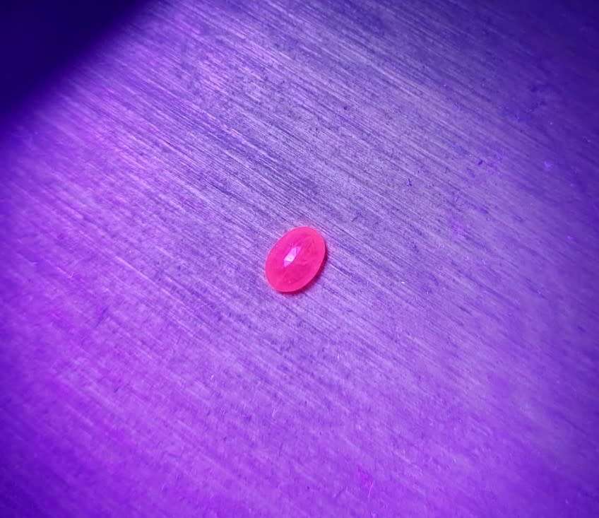 BLOOD RED 1.0CT RUBY GEMSTONE - UV STRONG RED!  HIGH THERMAL CONDUCTIVITY!  HEAT TREATED!