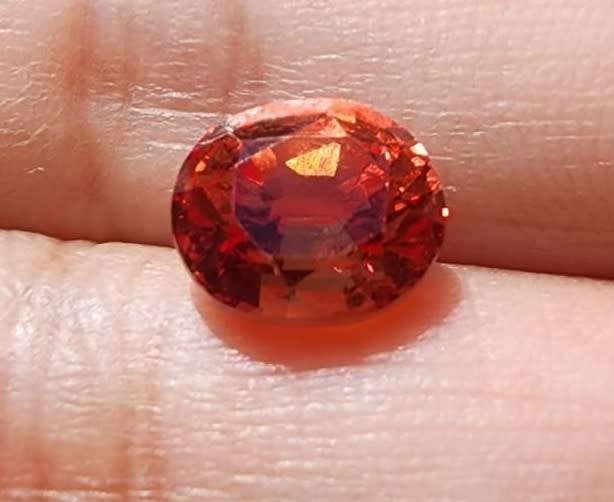 VIVID FIRE ORANGE 3.80CT SAPPHIRE GEMSTONE WITH LOVELY OVAL CUT  UV RED!  THERMAL HIGH!