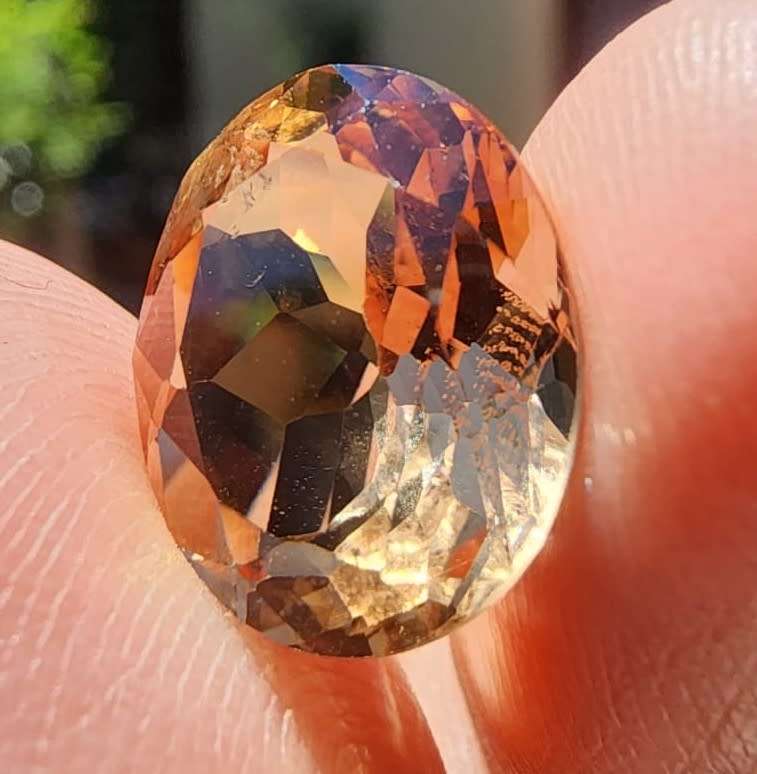 GLORIOUS LARGE 9.1CT BROWNISH ORANGE IMPERIAL TOPAZ GEMSTONE WITH OVAL CUT