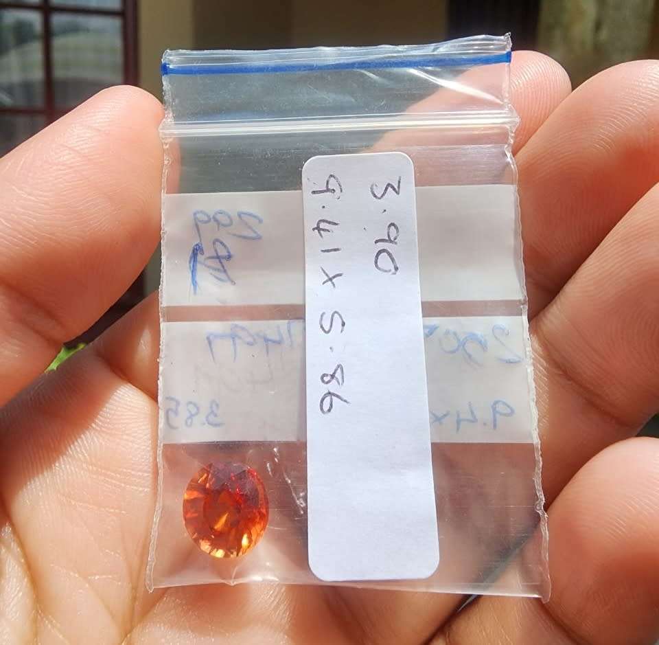 FIERY ORANGE GISA CERTIFIED 3.90CT SAPPHIRE GEMSTONE WITH LOVELY ROUND CUT  THERMAL HIGH - ONE OF 4