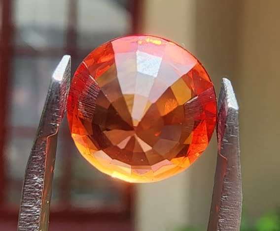FIERY ORANGE GISA CERTIFIED 3.90CT SAPPHIRE GEMSTONE WITH LOVELY ROUND CUT  THERMAL HIGH - ONE OF 4