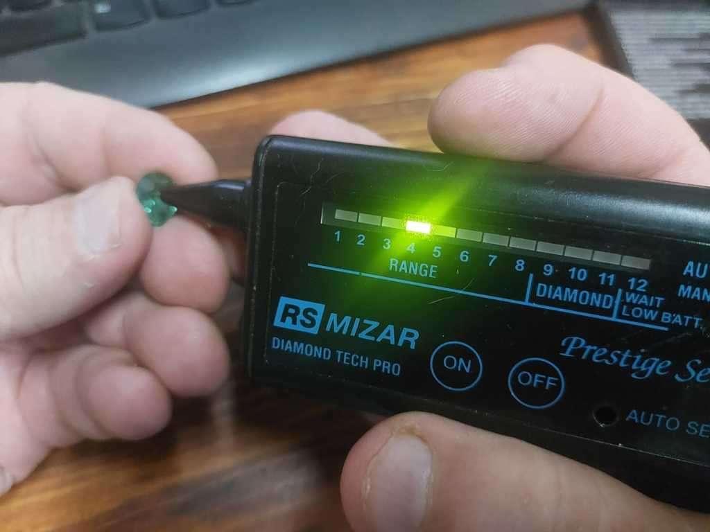 AMAZING! A LARGE 3.65CT GREEN AMETHYST GEMSTONE WITH BEAUTIFUL PEAR CUT