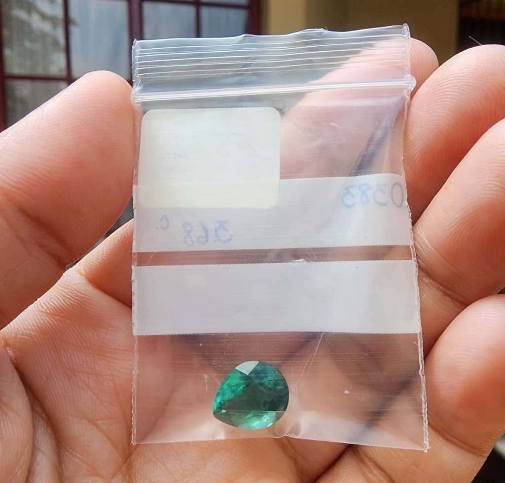 AMAZING! A LARGE 3.65CT GREEN AMETHYST GEMSTONE WITH BEAUTIFUL PEAR CUT