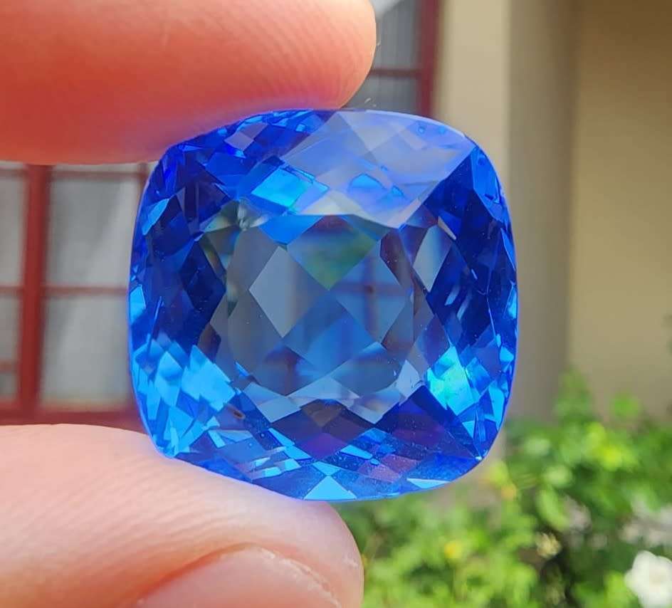 MASSIVE 37CT SYNTHETIC BLUE QUARTZ GEMSTONE WITH BEAUTIFUL CUSHION CUT IN FLAWLESS CONDITION