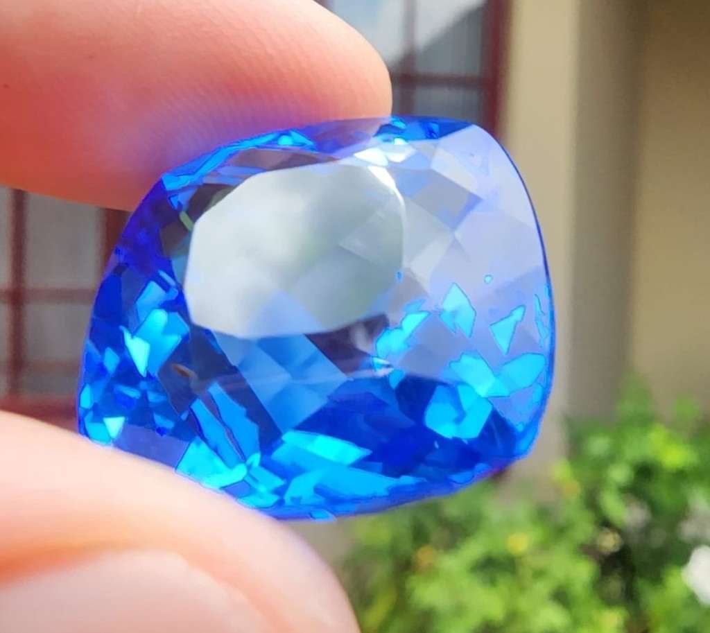 MASSIVE 37CT SYNTHETIC BLUE QUARTZ GEMSTONE WITH BEAUTIFUL CUSHION CUT IN FLAWLESS CONDITION