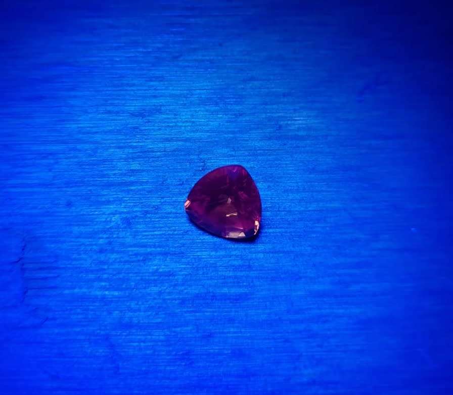FIERY ORANGE 4.20CT SAPPHIRE GEMSTONE WITH LOVELY TRILLION CUT  UV RED!  THERMAL HIGH