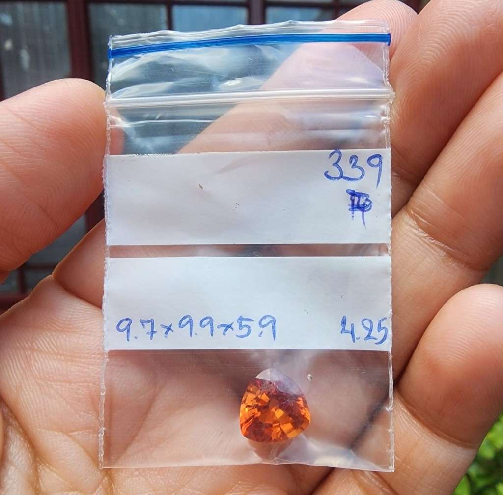 FIERY ORANGE 4.20CT SAPPHIRE GEMSTONE WITH LOVELY TRILLION CUT  UV RED!  THERMAL HIGH