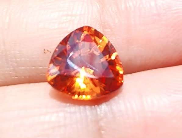 FIERY ORANGE 4.20CT SAPPHIRE GEMSTONE WITH LOVELY TRILLION CUT  UV RED!  THERMAL HIGH
