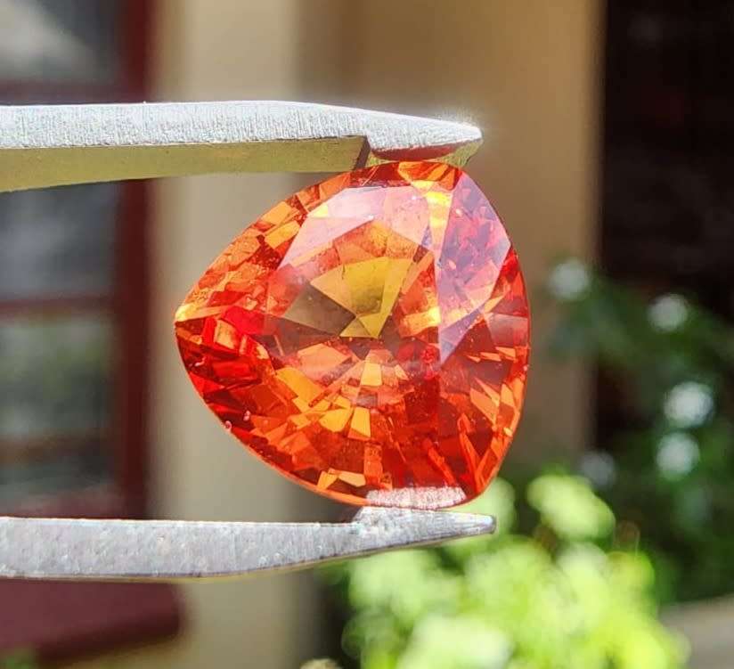 FIERY ORANGE 4.20CT SAPPHIRE GEMSTONE WITH LOVELY TRILLION CUT  UV RED!  THERMAL HIGH